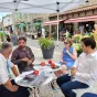 Théo Fouchenneret, Marion Servais et Boris Blanco autour du plateau de RCF 