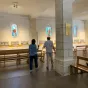 gravure sur pilier et mosaïques sur les bas côtés