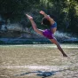image d'illustration (une femme saute dans l'eau) - © Tim Mossholder via Unsplash