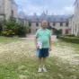 Alphonse Raguenes, heñcher, konter ha muzisian dirak kastell Kerveatous. Aphonse Raguénès, guide, conteur et musicien devant le château de Kerveatoux.
