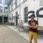 Juluan Marzin dirak ar sal SEW e Montroulez. Julien Marzin devant la salle SEW à Morlaix.