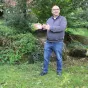 O sinañ ar sin "yezh ar sinoù" emañ François Parbot. François Parbot signe le signe "langue des signes".