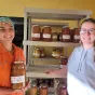 Pernelle et Margot, à l'Atelier Rebond, à Faverges, devant les pots de confiture géants destinés aux refuges. ©RCF Haute-Savoie