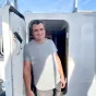 Loïc Briand, responsable du pôle maritime de Grain de sail, sur le premier voilier-cargo de l'entreprise. Photo: Clémentine Prouteau