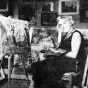 Jeanne Juillet dans son atelier de Badecon-le-Pin peignant des bords de Creuse. © Wikipedia.