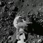 Répétition du prélèvement d'échantillons d'avril 2020. Le système de prélèvement TAGSAM est entièrement déployé à 65 mètres de la surface - NASA/Goddard/University of Arizona, Public domain, via Wikimedia Commons
