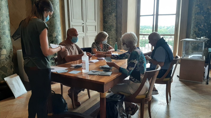 2021 - Julie Rolland - Le dépouillement ce dimanche dans le bureau de vote à l'hôtel de ville de Blois