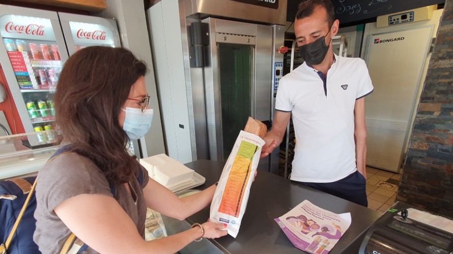 Le collectif va distribuer les sacs aux boulangeries qui acceptent de participer à l'opération. Ici la boulangerie P'tit pain à Clermont. 