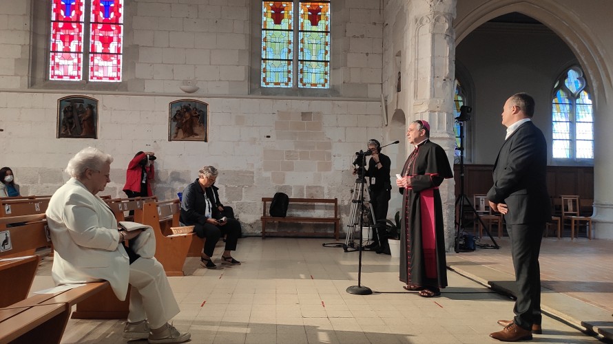 A gauche sur le banc, Roseline Hamel, lors de la remise du prix Jacques Hamel 2021, le 26 juillet 2021, 5 ans après l'assassinat du père Jacques Hamel en l'église de Saint Etienne du Rouvrayl