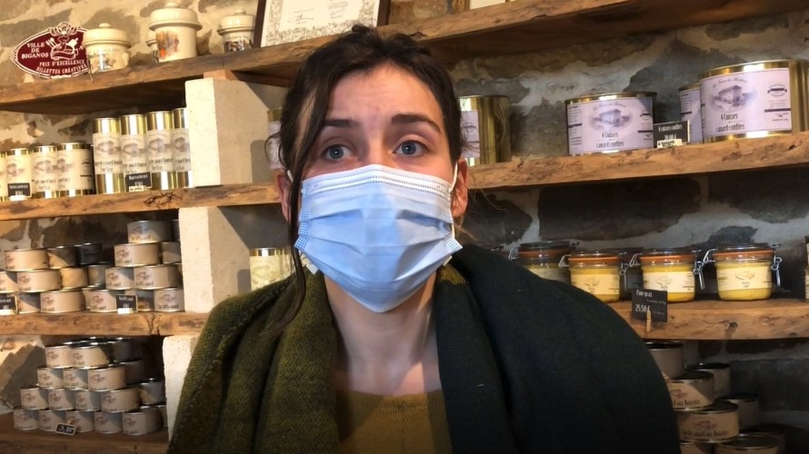 Amélie Fazembat, productrice girondine de fois gras avec des canards de Dordogne.