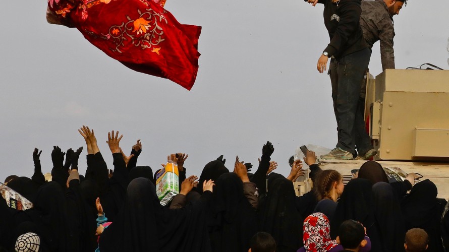 Pendant la dernière bataille à Baghouz, des femmes de djhadistes reçoivent aide alimentaire et couvertures d’une ONG chrétienne américaine, les Free Burma Rangers. Syrie, mars 2019. © Patrick Chauvel