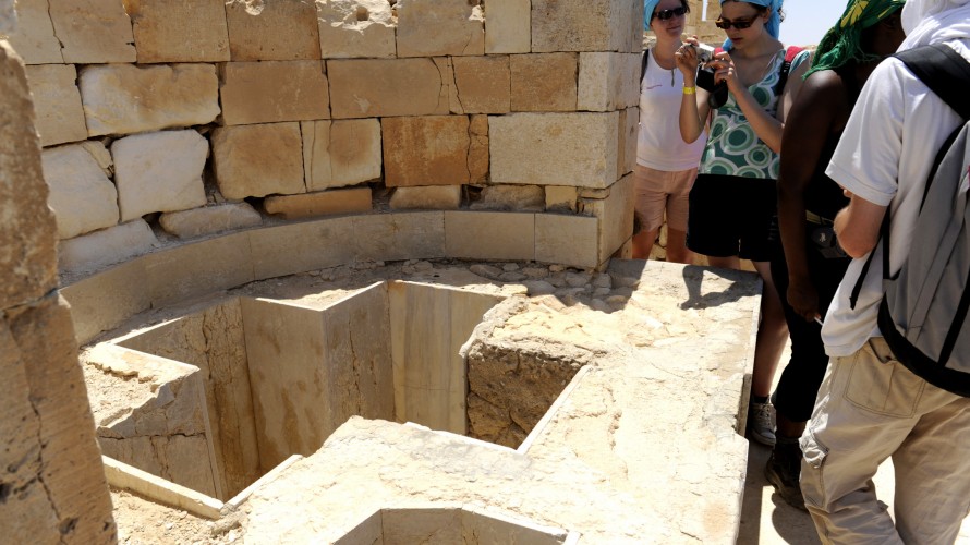 22 juillet 2009 : Groupe de pèlerins devant le baptistère de l'égl. Saint Theodore (VIe siècle) à Avdat, une ville nabatéenne dans le desert du Neguev, lors du pèlerinage "Aux Sources Terre Sainte 2009", Israël, Moyen Orient ©P.RAZZO/CIRIC