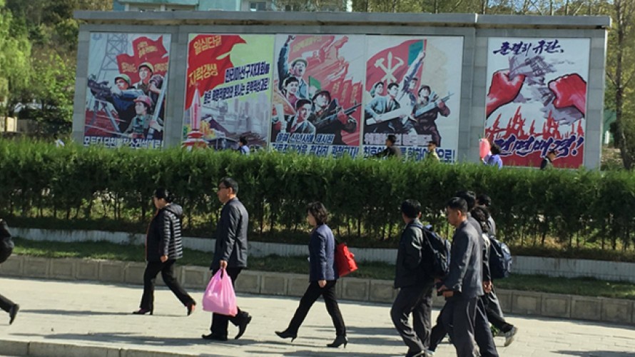 Dorian Malovic / La Croix - Photo publiée le 28 octobre 2017 sur Twitter @dorianmalovic - Scène de vie quotidienne et propagande à Pyongyang, en Corée du Nord