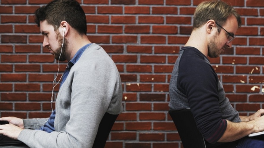 rawpixel.com / Unsplash -  Quelle place reste-t-il pour le rapport à son existence à partir du "je", c'est-à-dire à partir de cette première personne qui implique aussi le "tu"? 