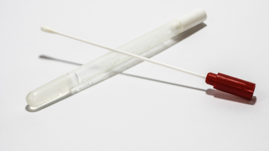 Un écouvillon pour réaliser un test PCR