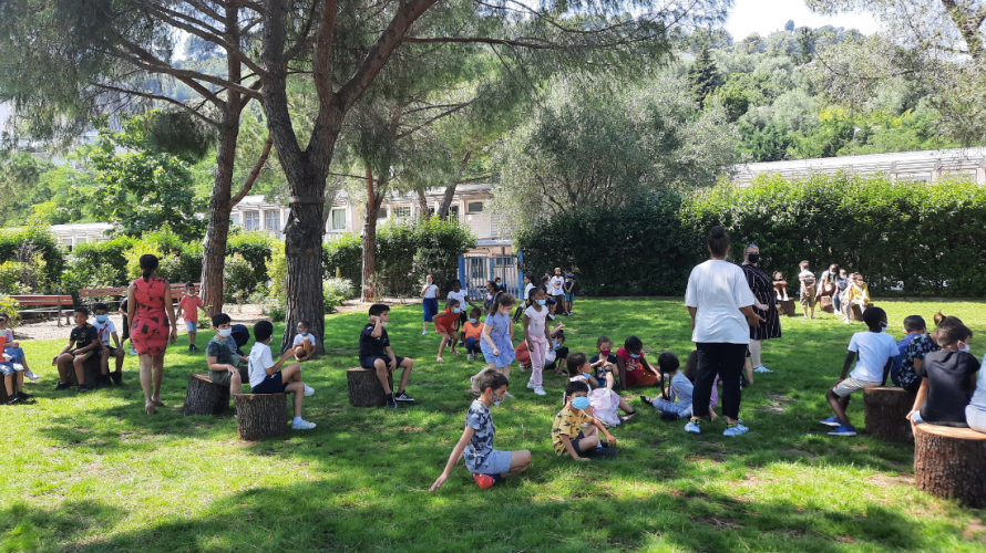 L'espace pelouse de la cour à l'école Marcel Pagnol de Nice. 