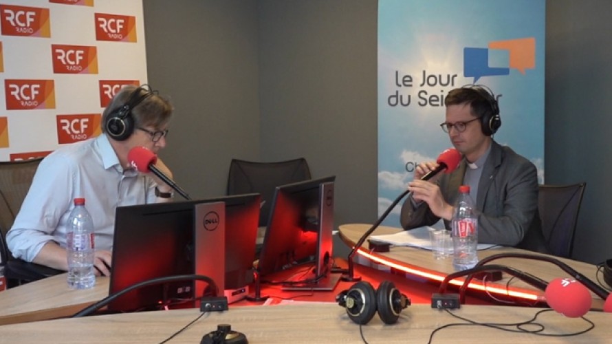 Le Jour du Seigneur - Et en même temps que de superbes témoignages de foi sont diffusés, "on s'aperçoit que les chrétiens disent autant leurs doutes que leur foi".