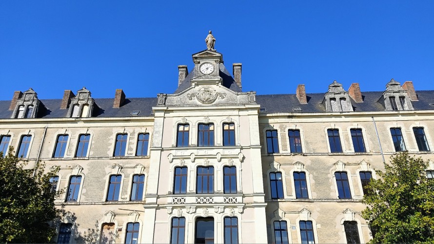 2021 RCF Anjou - Construit dans les années 1860 sur une colline, le collège de Combrée fait plus de 11 000 m².