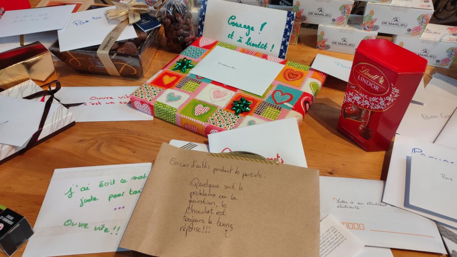 2021 Didier Rodriguez RCF - messages de solidarité et chocolats attendent les étudiants dans l'église St André
