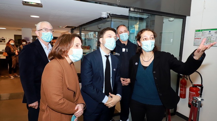 Robert Poulain - Benoit Payan, Sophie Camard et Sophie Beau dans la mairie de secteur à Marseille