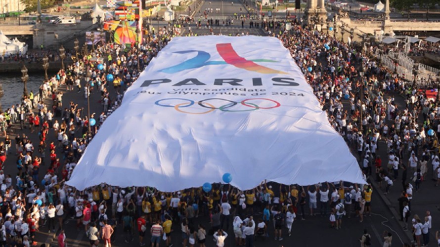 Page Facebook Paris 2024 - Le 26 juin 2017, esplanade des Invalides, Paris