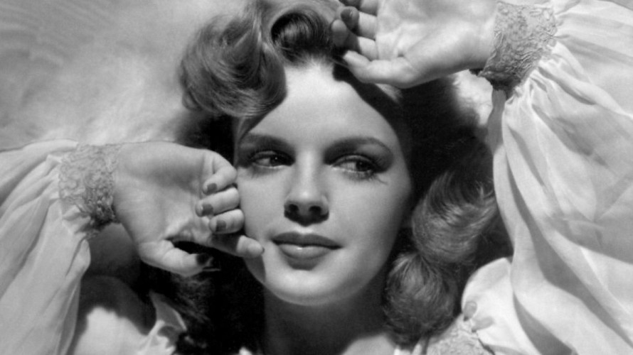 Wikimmedia Commons. Judy Garland en 1943. Elle a 21 ans. 
