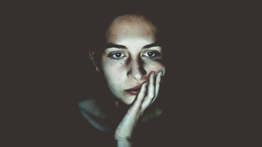 Photo by Niklas Hamann on Unsplash - Le phénomène des fake news est amplifié par la puissance et la vitesse des réseaux sociaux