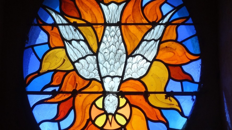 Vitrail du Saint-Esprit, Eglise de Saint-Julien - Wikipedia