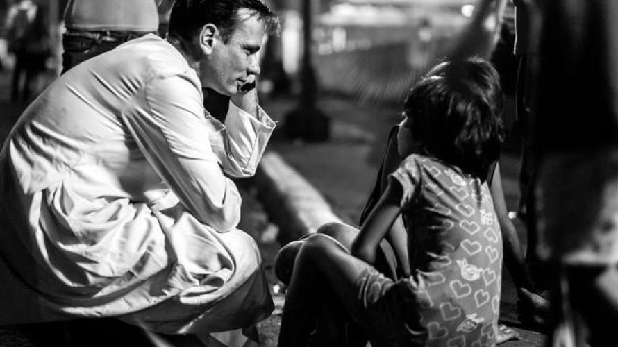 Association ANAK-Tnk - Le Père Matthieu Dauchez dans les rues de Manille, Philippines