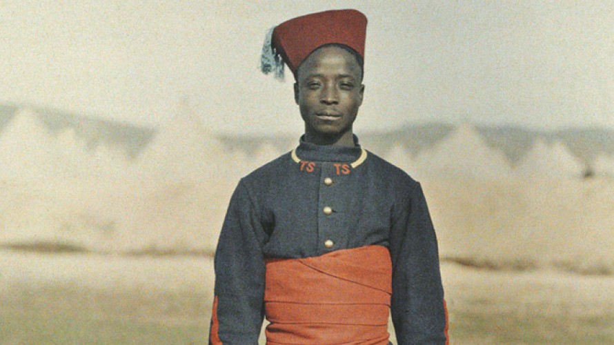 Wikimédia Commons - Un tirailleur sénégalais (Fez, 1913), cliché du fonds photographique Albert Kahn