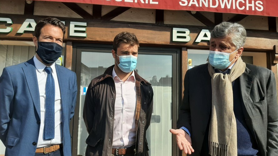 2021 - Julie Rolland - Nicolas Forissier ( à droite) est venu à Salbris présenter sa tête de liste dans le Loir-et-Cher. Il s'agit d'Alexandre Avril (au centre).