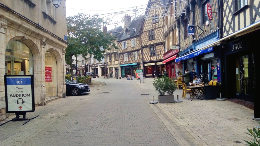 RCF - De nombreux commerces de la place Gordaine ont dû fermer boutique.