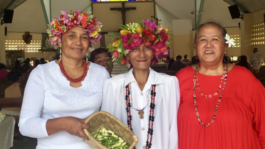 Thierry Lyonnet / RCF - Les paroissiennes de Bora-Bora accueillent les visiteurs