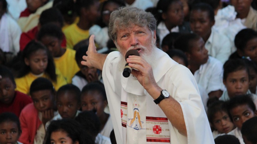 Par Schaeffelse/CC BY-SA 4.0 -  20 avril 2014, Père Pedro Opeka, office dominical à Akamasoa (Madagascar)