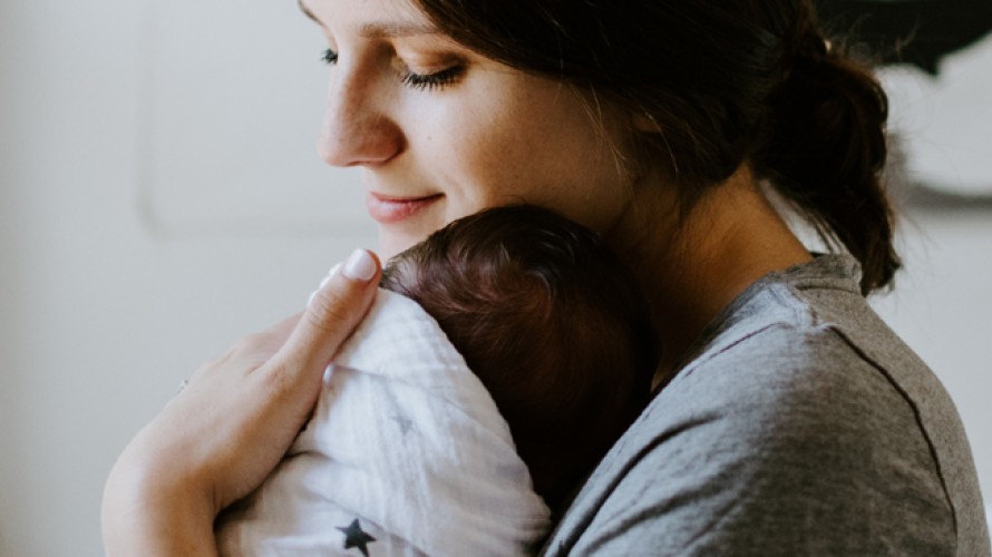 Kelly Sikkema / Unsplash - Après l'extension de la PMA aux couples de femmes et aux femmes seules, certains craignent la légalisation de la GPA