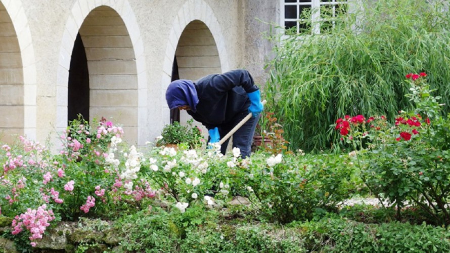 Abbaye cistercienne Sainte-Marie de Boulaur - Religieuse au travail 