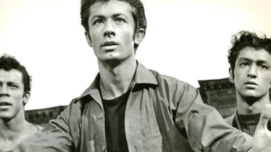 Wikimédia Commons - George Chakiris au centre