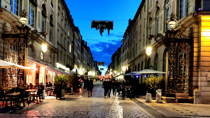 La rue Stanislas de nuit, dans laquelle s'est installé le Cyra. ©Photo Pauline Harré, RCF
