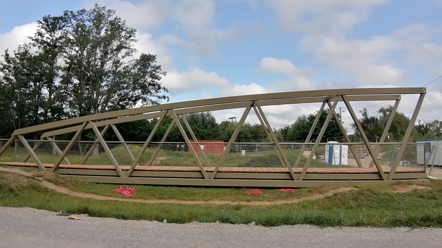 La passerelle attend d'être mise en place par la grue.