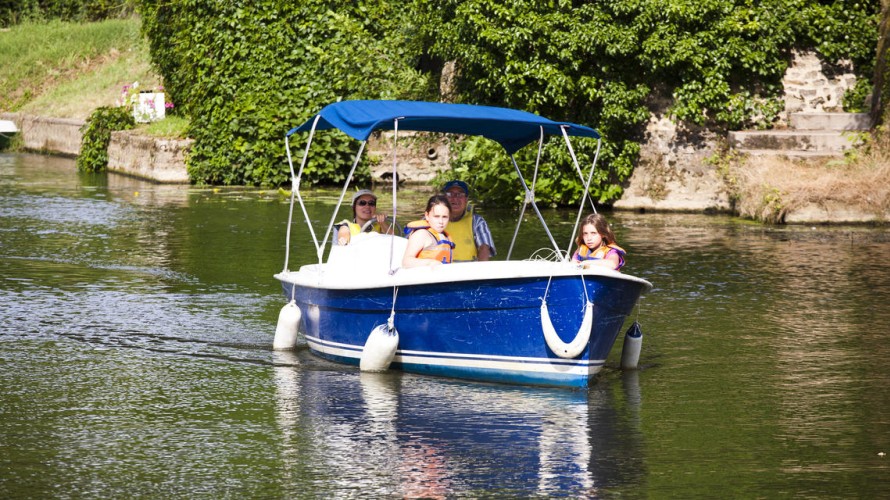 Balade en bateau au fil de l'eau sur la Sarthe © Office du Tourisme de la Vallée de la Sarthe