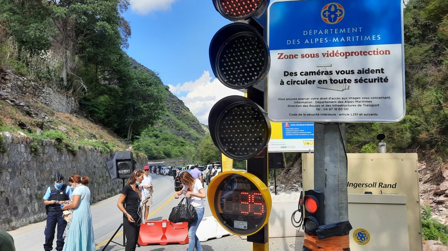 Le nouveau feu tricolore des gorges de Paganin remplace le feu fixe qui servait au passage des convois - Photo RCF