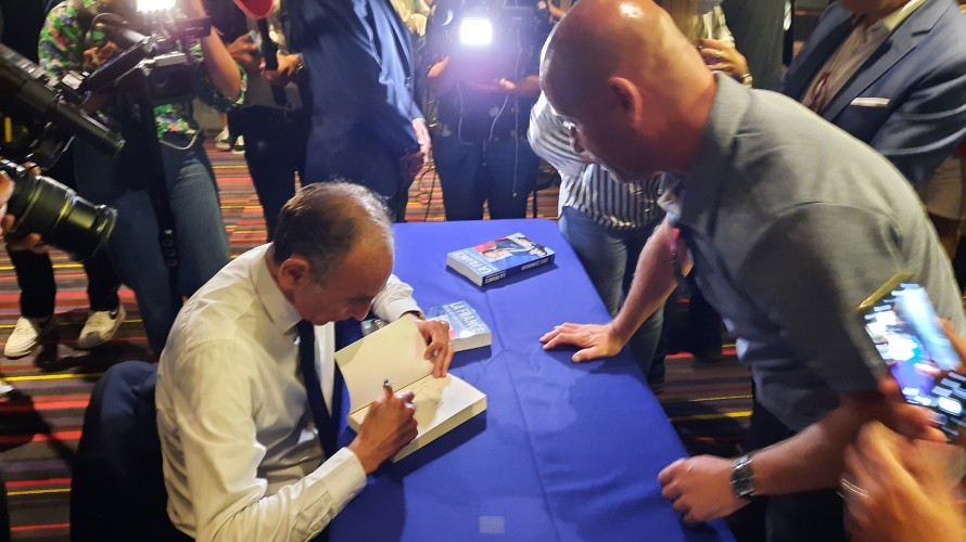 Eric Zemmour à Nice ce 18 septembre, lors d'une séance de dédicaces - Photo Stèvelan Chaizy-Gostovitch