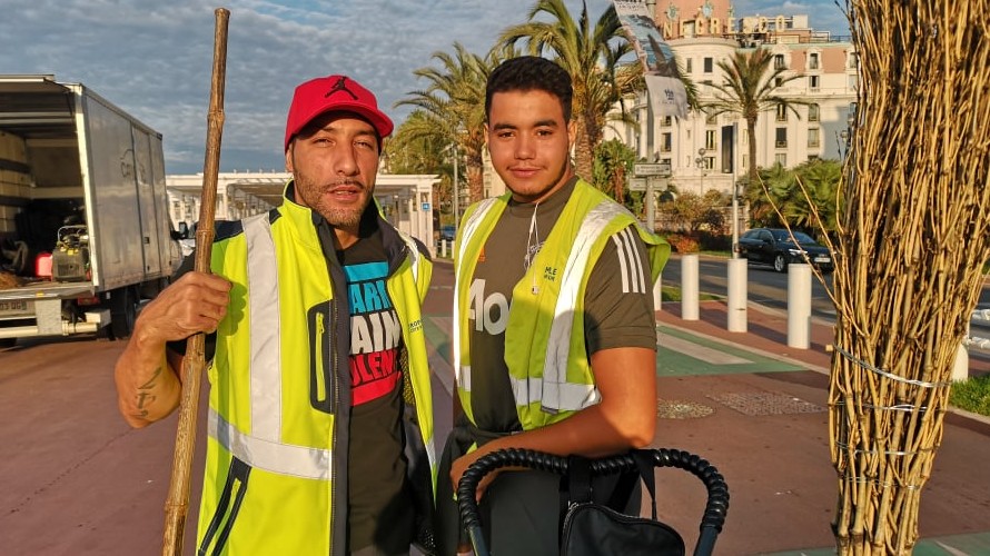 Le rappeur Kaotik avec un agent de propreté de la Ville de Nice 