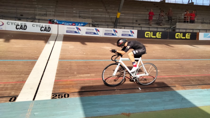 Fabrice Ferrane sur la piste de vélodrome TPM de Hyères. Photo TS