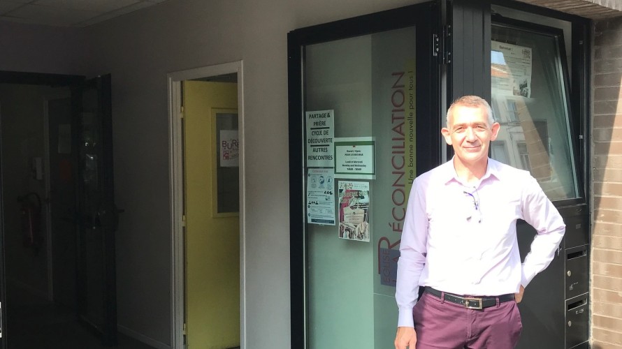 Pasteur Christian de la Roque devant le Centre de la Réconciliation - RCF Hauts de France Anne Henry