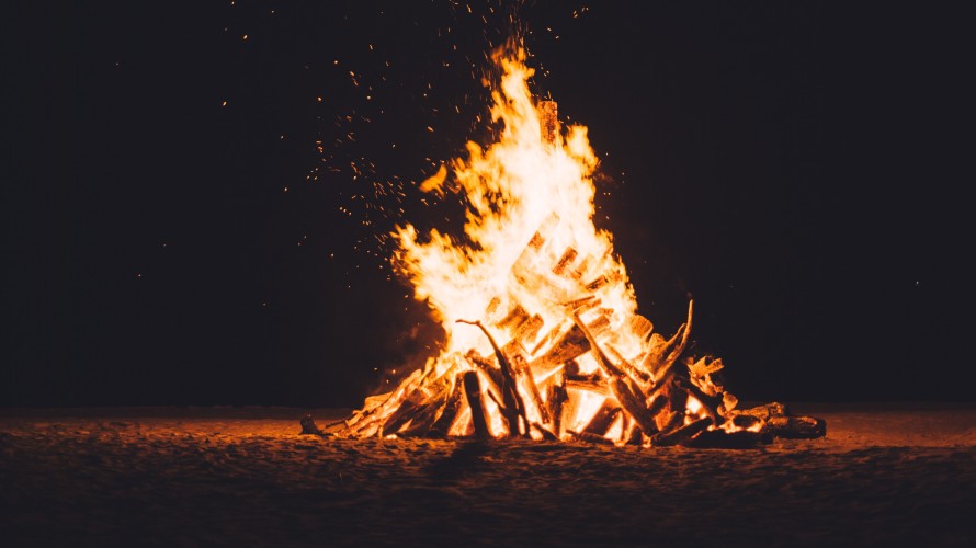 Feu de cheminée /@Photo by CHUTTERSNAP on Unsplash