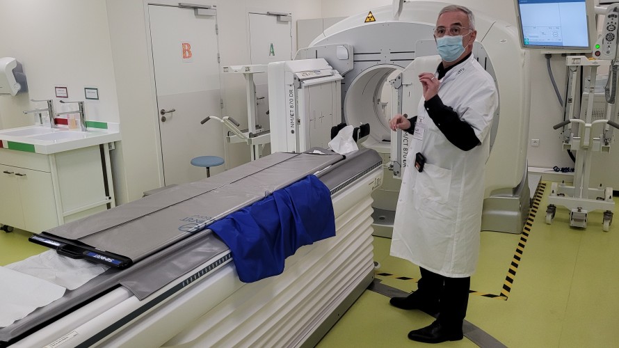 © RCF Alsace - Le Professeur Izzie Jacques Namer, devant une Gama Caméra, autre machine utilisant l'imagerie moléculaire