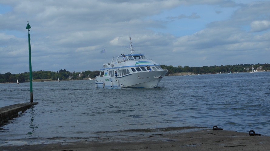 Le bateau arrive à l'île d'Arz ©RCF Sud Bretagne