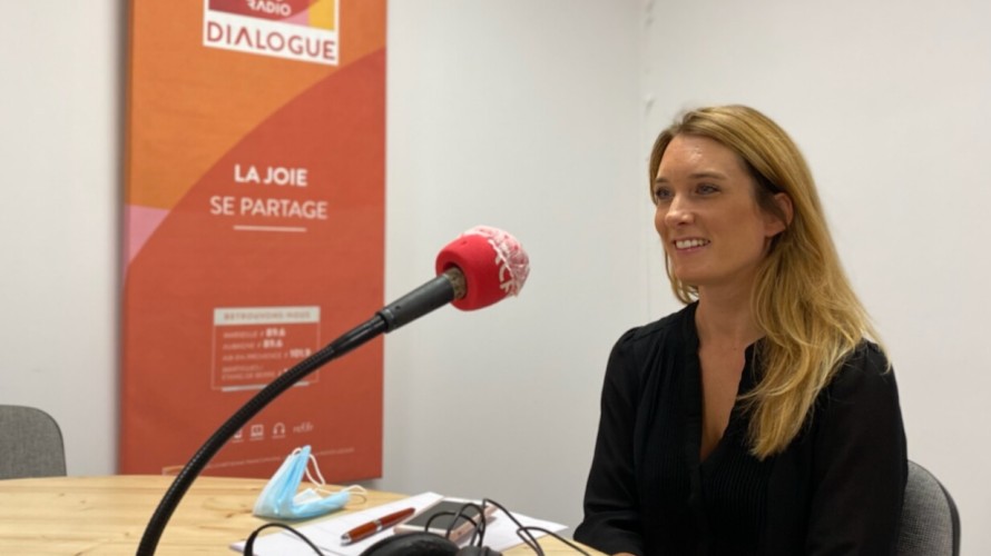 Marion Bareille, dans les studios de Dialogue RCF. Crédit Robert Poulain
