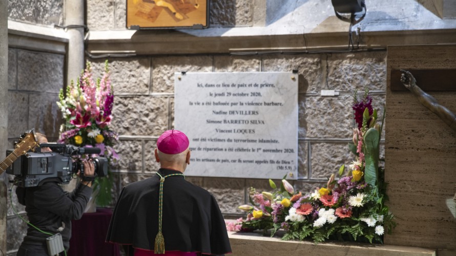 Mgr Marceau devant la plaque dévoilée à l'intérieur de la Basilique Notre-Dame de Nice - Photo Diocèse de Nice
